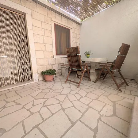 アパート Ante ルンバルダ